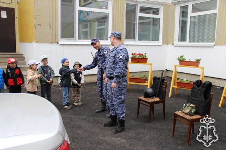 В Сыктывкаре росгвардейцы провели тематическое занятие для дошкольников