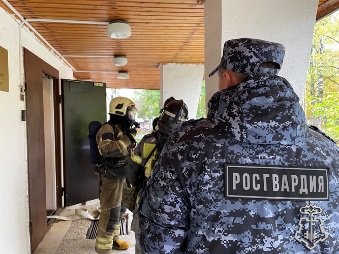 В Сыктывкаре прошли совместные учения вневедомственной охраны Росгвардии и регионального МЧС по обеспечению пожарной безопасности
