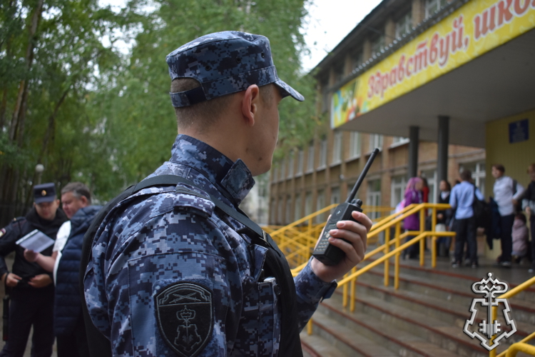 В Коми сотрудники вневедомственной охраны поздравили кадетов подшефных школ с Днём знаний