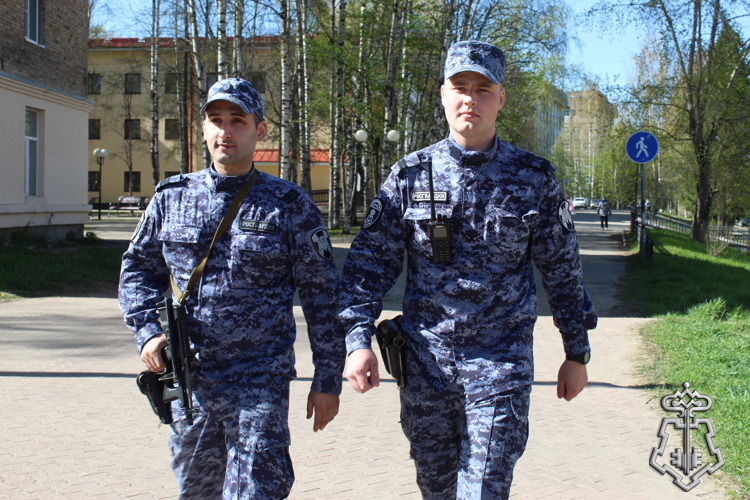 В Коми сотрудники вневедомственной охраны поздравили кадетов подшефных школ с Днём знаний