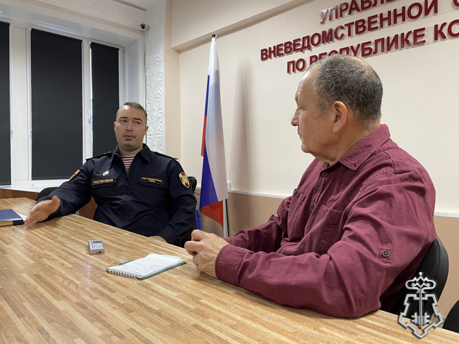 В Сыктывкаре офицер Росгвардии рассказал о службе во вневедомственной охране журналисту газеты «Коми му»