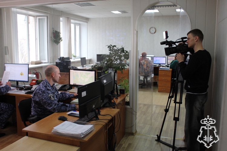 Журналисты телеканала «Юрган» познакомились со служебными буднями сотрудников вневедомственной охраны Росгвардии