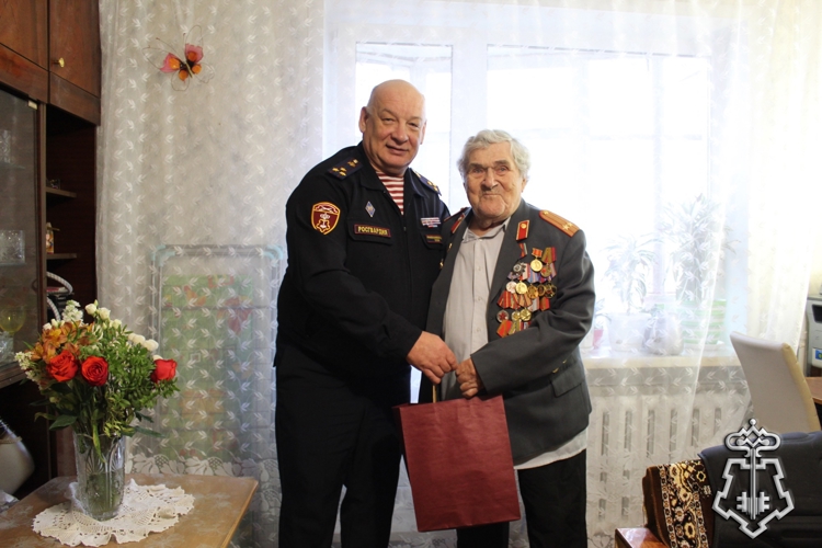 Начальник Управления вневедомственной охраны по Республике Коми поздравил ветерана службы с 73-й годовщиной профессионального праздника