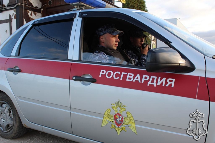 В Сыктывкаре росгвардейцы задержали дебошира, повредившего имущество в клубе