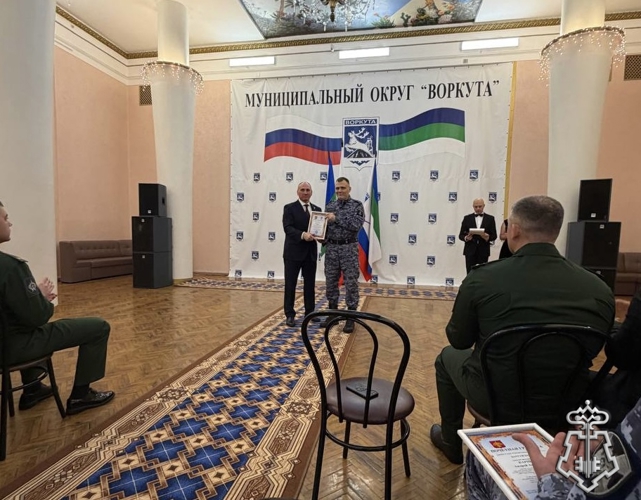 В Воркуте сотрудники вневедомственной охраны Росгвардии приняли участие в торжественном мероприятии ко Дню Героев Отечества