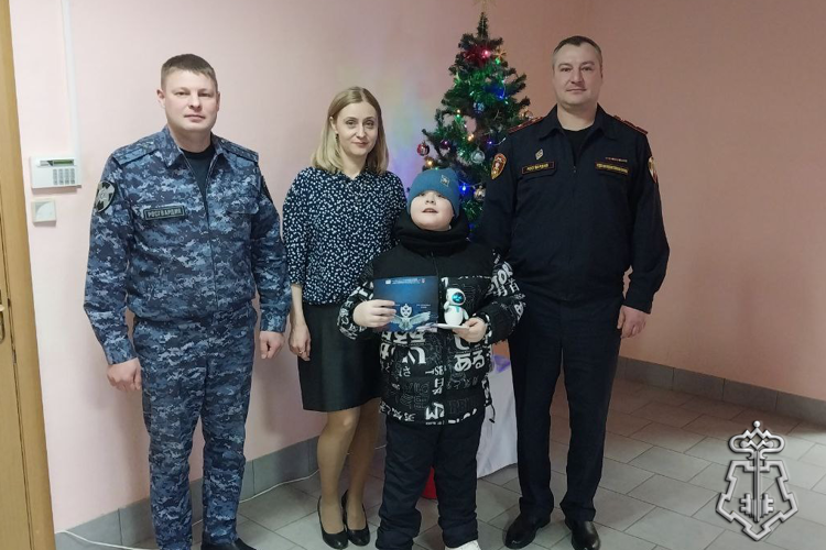 ВНЕВЕДОМСТВЕННАЯ ОХРАНА РОСГВАРДИИ ПО РЕСПУБЛИКЕ КОМИ ПРИНЯЛА УЧАСТИЕ В АКЦИИ «ЁЛКА ЖЕЛАНИЙ»