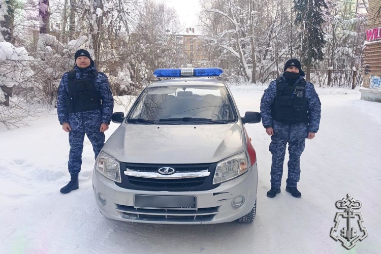 В Ухте сотрудники вневедомственной охраны Росгвардии эвакуировали жильцов дома во время пожара