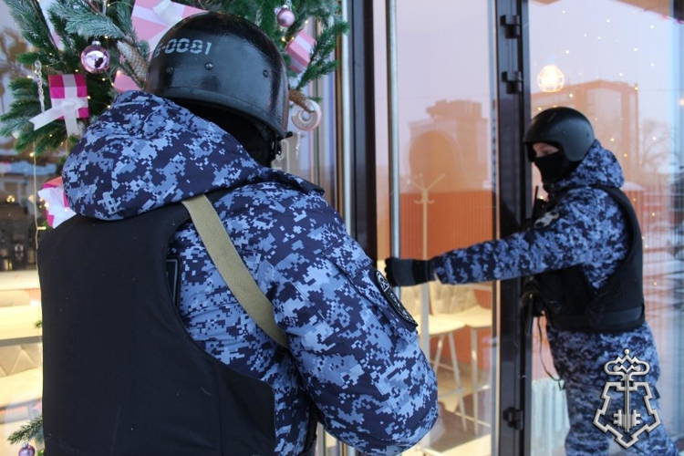 В Сыктывкаре росгвардейцы задержали дебошира, повредившего имущество в увеселительном заведении