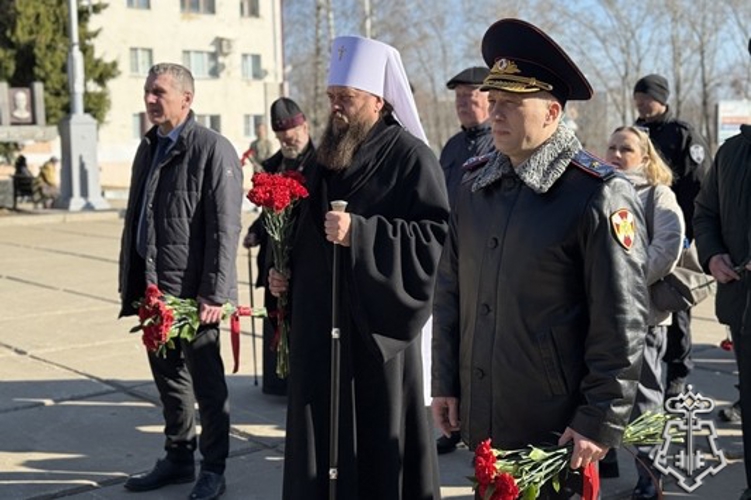 В Сыктывкаре росгвардейцы возложили цветы к мемориалам в преддверии 10-летия ведомства