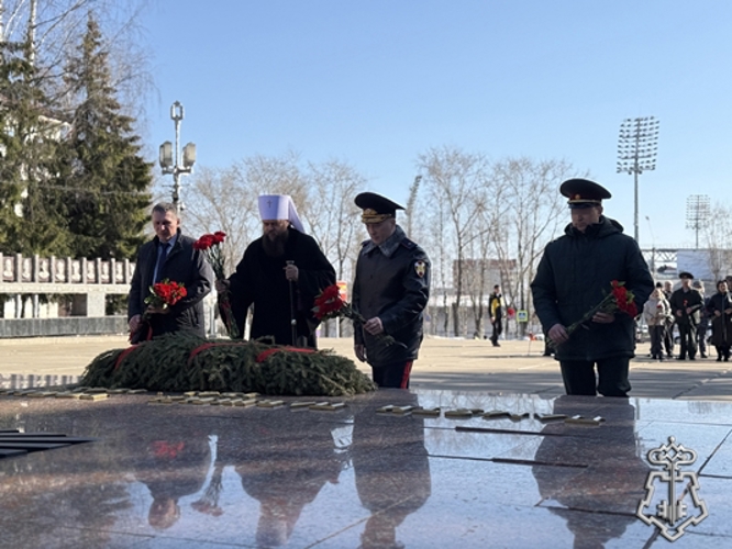 В Сыктывкаре росгвардейцы возложили цветы к мемориалам в преддверии 10-летия ведомства