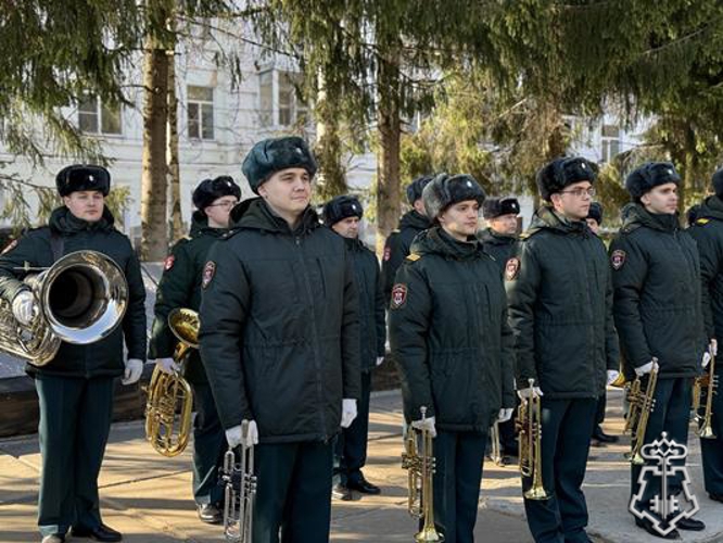 В Сыктывкаре росгвардейцы возложили цветы к мемориалам в преддверии 10-летия ведомства