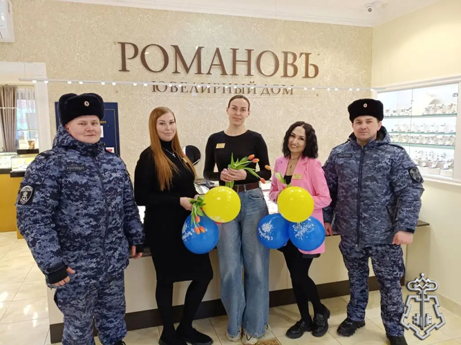 В Международный женский день сотрудники Управления вневедомственной охраны по Республике Коми организовали в Сыктывкаре акцию «Цветы от Росгвардии».