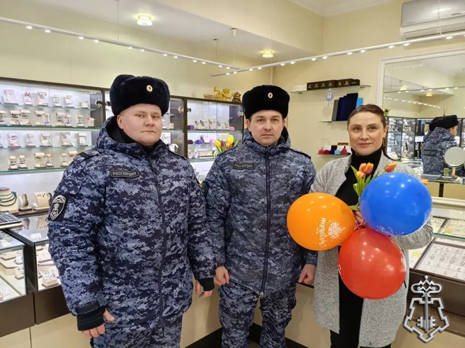 В Международный женский день сотрудники Управления вневедомственной охраны по Республике Коми организовали в Сыктывкаре акцию «Цветы от Росгвардии».