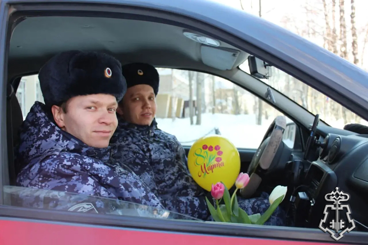 В Международный женский день сотрудники Управления вневедомственной охраны по Республике Коми организовали в Сыктывкаре акцию «Цветы от Росгвардии».
