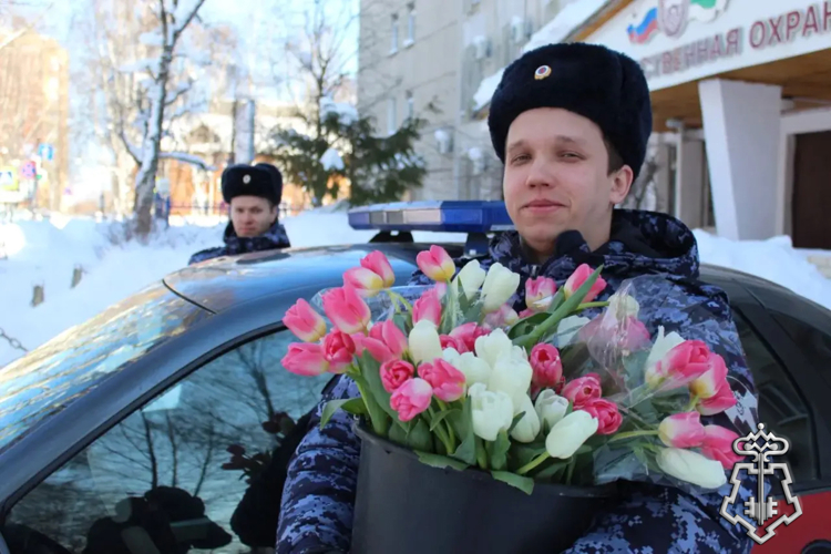 В Международный женский день сотрудники Управления вневедомственной охраны по Республике Коми организовали в Сыктывкаре акцию «Цветы от Росгвардии».