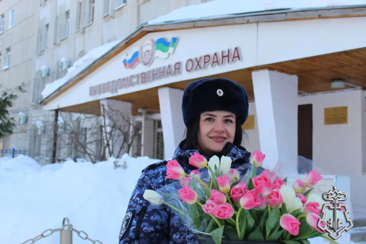 В Международный женский день сотрудники Управления вневедомственной охраны по Республике Коми организовали в Сыктывкаре акцию «Цветы от Росгвардии».
