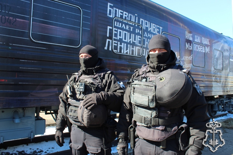 Сотрудники вневедомственной охраны и ОМОН «Зырянин» обеспечивают безопасность «Поезда Победы» в Сыктывкаре
