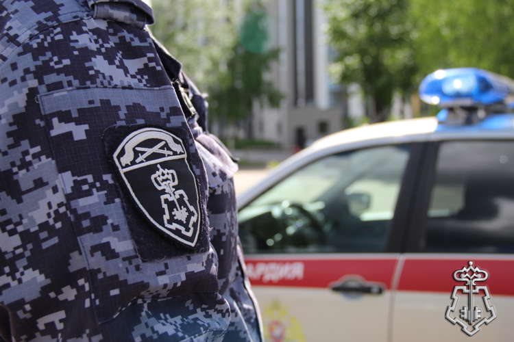 В Усинске сотрудники Росгвардии задержали дебошира в общежитии