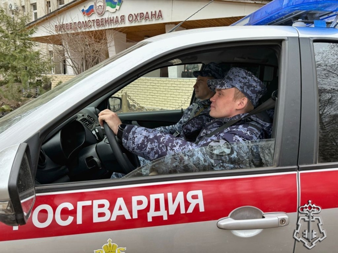 В Сыктывкаре росгвардейцы задержали мужчину, повредившего имущество бара  