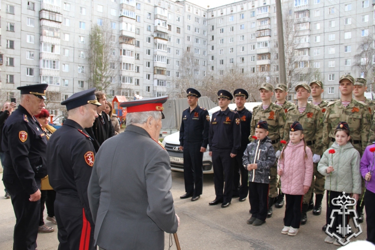 В Сыктывкаре росгвардейцы организовали праздник для ветерана в честь Дня Победы