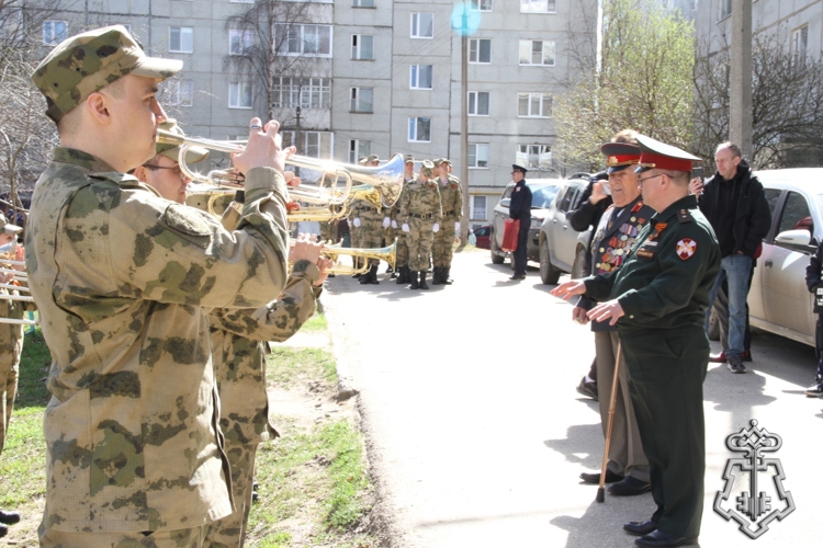 В Сыктывкаре росгвардейцы организовали праздник для ветерана в честь Дня Победы