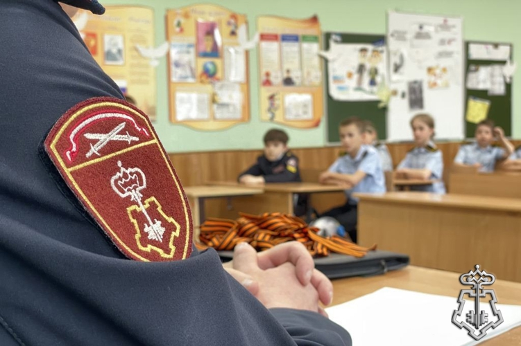 В Сыктывкаре офицер Росгвардии провел урок мужества для подшефных кадетов