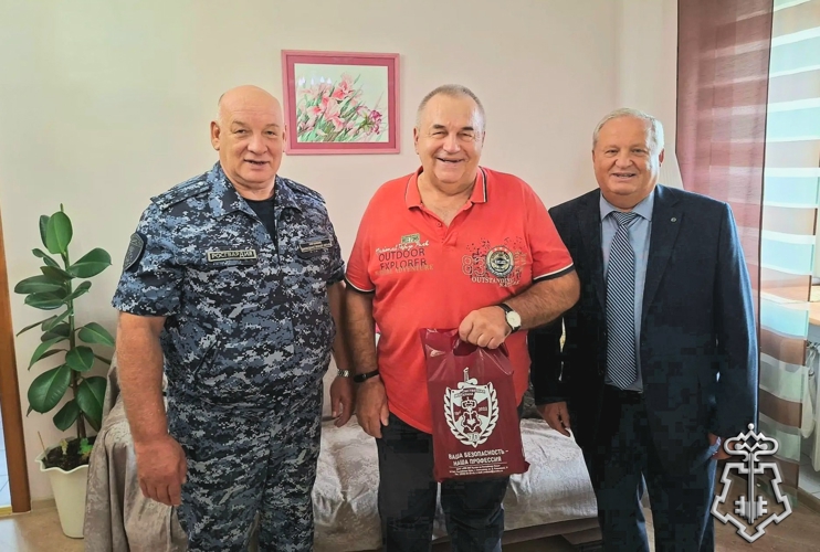 Начальник Управления вневедомственной охраны Республики Коми поздравил с 70-летним юбилеем полковника милиции в отставке Попова В.И.