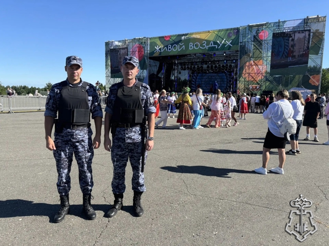 В Коми росгвардейцы обеспечивали правопорядок всероссийского фестиваля воздухоплавания «ЖИВОЙ ВОЗДУХ»