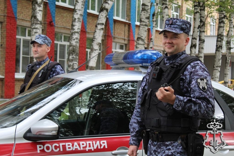В преддверии Дня знаний сотрудники вневедомственной охраны Росгвардии обеспечивает безопасность образовательных организаций Коми