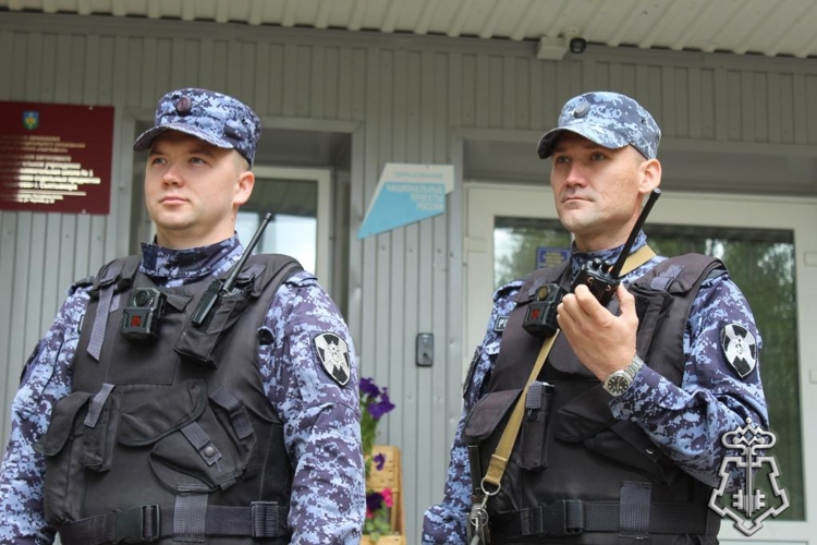 В преддверии Дня знаний сотрудники вневедомственной охраны Росгвардии обеспечивает безопасность образовательных организаций Коми