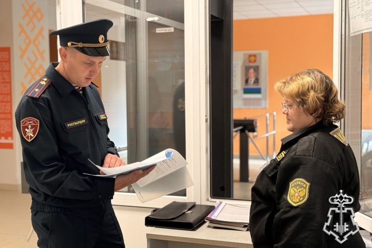 В преддверии Дня знаний сотрудники вневедомственной охраны Росгвардии обеспечивает безопасность образовательных организаций Коми