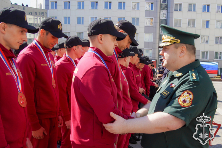 Заместитель директора Росгвардии генерал-полковник Василий Сонин поздравил победителей Всероссийского конкурса профессионального мастерства «Лучший по профессии»