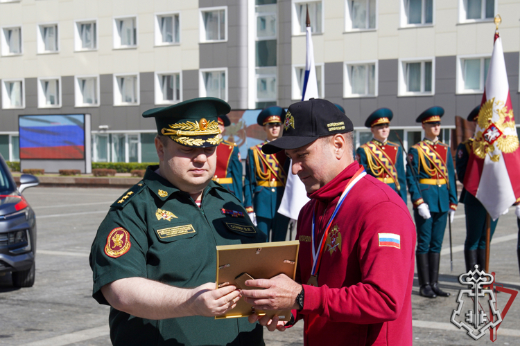 Заместитель директора Росгвардии генерал-полковник Василий Сонин поздравил победителей Всероссийского конкурса профессионального мастерства «Лучший по профессии»